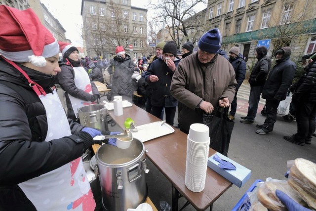 Wigilia ze Smoleniem to wyjątkowe wydarzenie, podczas którego poznaniacy gromadzą się na skwerze im. znanego artysty kabaretowego.