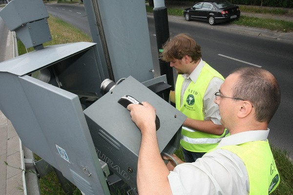 Inspektorzy z delegatury centralnej GITD w Łodzi oceniają  stan techniczny przejmowanych  od policji radarów.