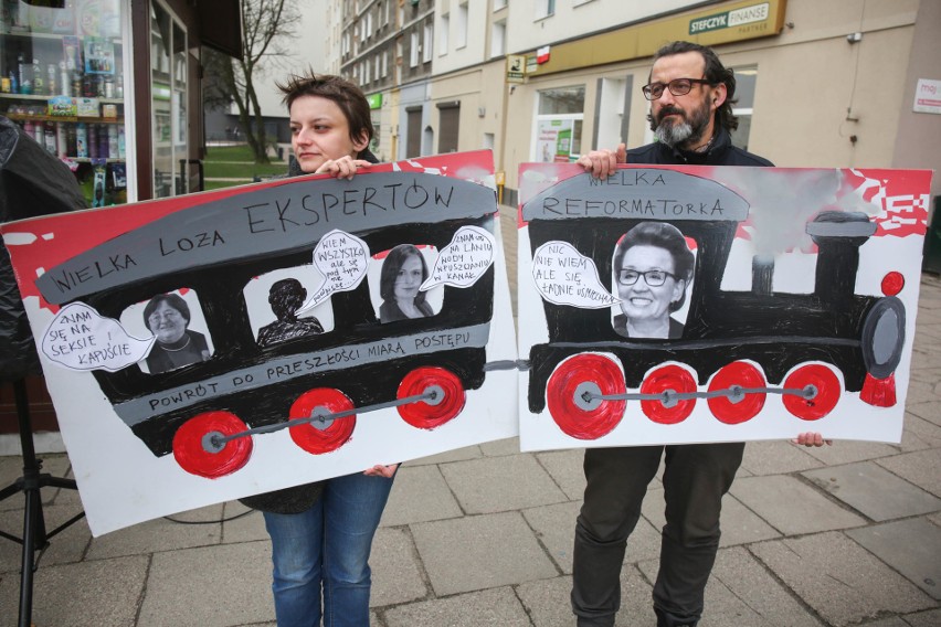 Protest rodziców przed dworcem w Gdańsku. Nie chcą reformy edukacji! [WIDEO,ZDJĘCIA]
