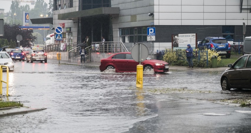 Nad ranem do regionu napłynęły burzowe chmury, z których w...