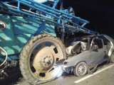 Knorydy: Wypadek śmiertelny na DK 19. Kierowca skody wjechał w opryskiwacz, zmarł w szpitalu (zdjęcia)