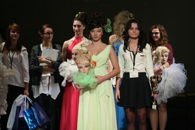 Monika Stachaczek wraz ze swoją modelką i zwycięską fryzurą podczas gali Loki 2013.