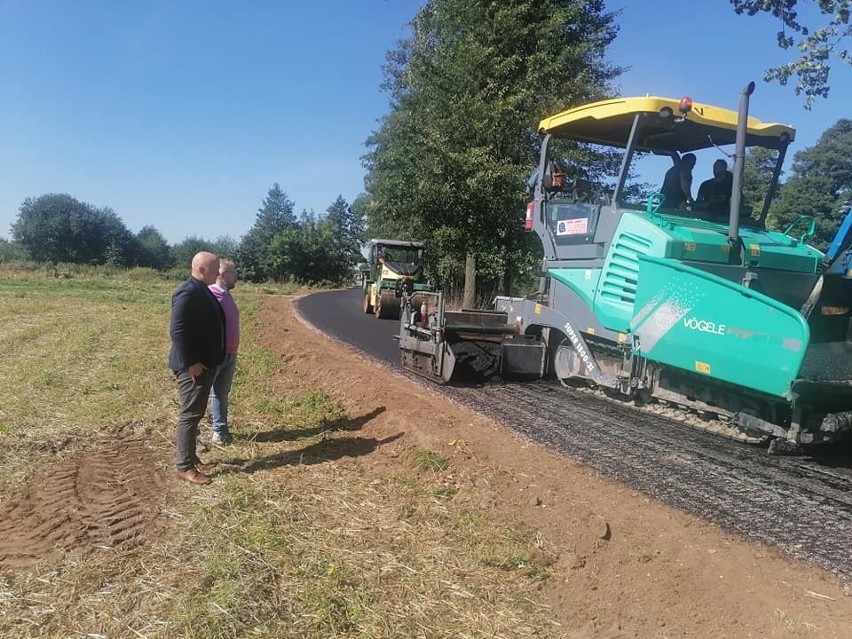 Będzie nowy odcinek drogi powiatowej w gminie Wyśmierzyce. Układają asfalt na poszerzonej jezdni