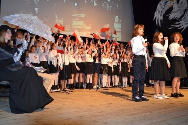 Uczniowie włoszczowskiej Dwójki z okazji Święta Niepodległości zaprezentowali wspaniały spektakl.