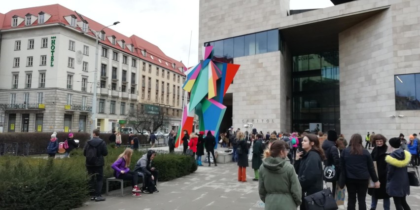 Młodzieżowy strajk klimatyczny w centrum Wrocławia. Uczniowie przeszli Świdnicką (ZDJĘCIA)