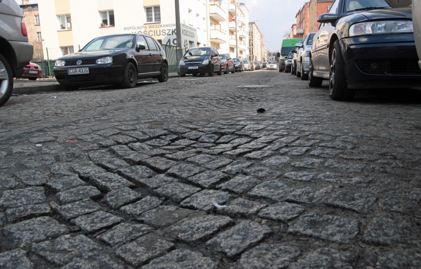 Cała ulica Kościuszki jest w złym stanie, ale odcinek między...