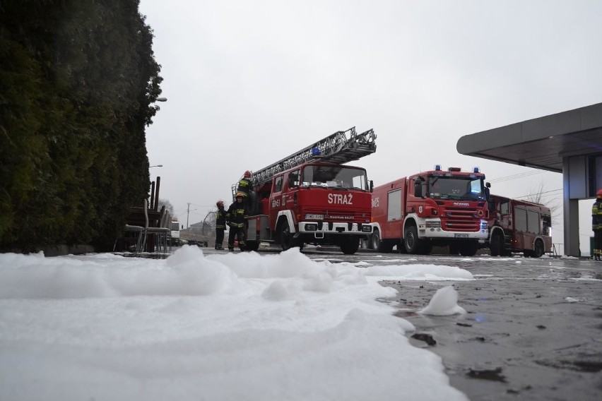 Kilkudziesięciu strażaków gasiło pożar na stacji w...