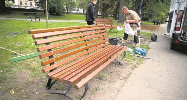 Montaż nowych ławek w parku Krakowskim
