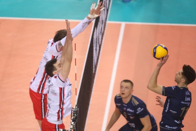 W Rzeszowie było 3:2 dla mistrzów Polski, w rewanżu Zaksa pobiła Resovię 3:0