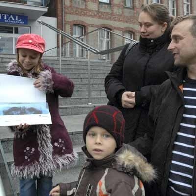 - Żona kiedyś leżała w tym szpitalu, a dziś byliśmy zrobić córce zdjęcie rentgenowskie. Nie mamy żadnych zastrzeżeń. Obsługa jest miła, sprawna i fachowa - przyznała rodzina Mańdziuków ze Wschowy, którą wczoraj spotkaliśmy po wyjściu z wolsztyńskiej lecznicy.