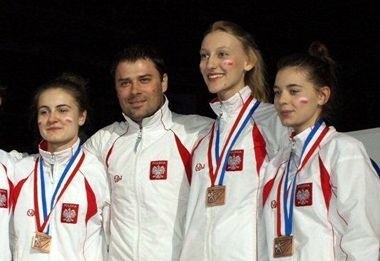 Od lewej Sandra Sulik, trener Aleksander Borkowski, Martyda Długosz i Julia Chzanowska