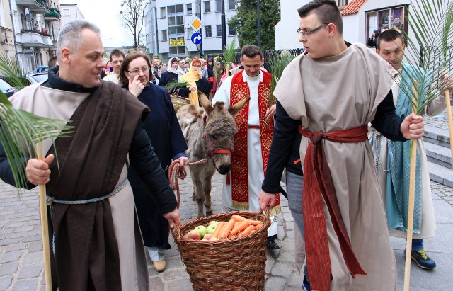 W parafii pw. Ducha Świętego w Grudziądzu Palmowa Niedziela miała bardzo uroczysty charakter. Z dziedzińca muzeum wyruszyła procesja z palmami, aktorami i żywym osiołkiem.