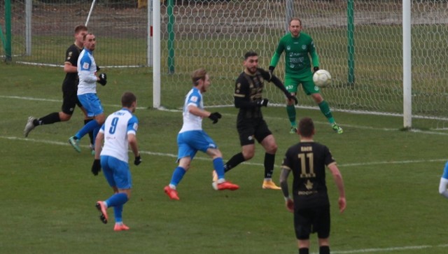 Hutnik Kraków - Bytovia. W polu karnym gości trzej hutnicy: Kamil Sobala (z lewej), Mateusz Ozimek (nr 9) i Dawid Linca