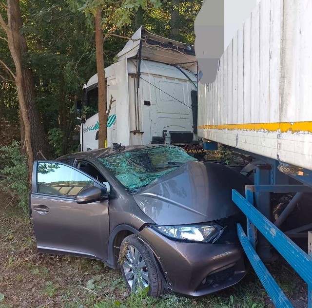 Ze wstępnych ustaleń policji wynika, że kierowca ciężarówki marki Scania skręcając w lewo, nie udzielił pierwszeństwa kierowcy osobowej hondy, który po zderzeniu został odwieziony do szpitala.