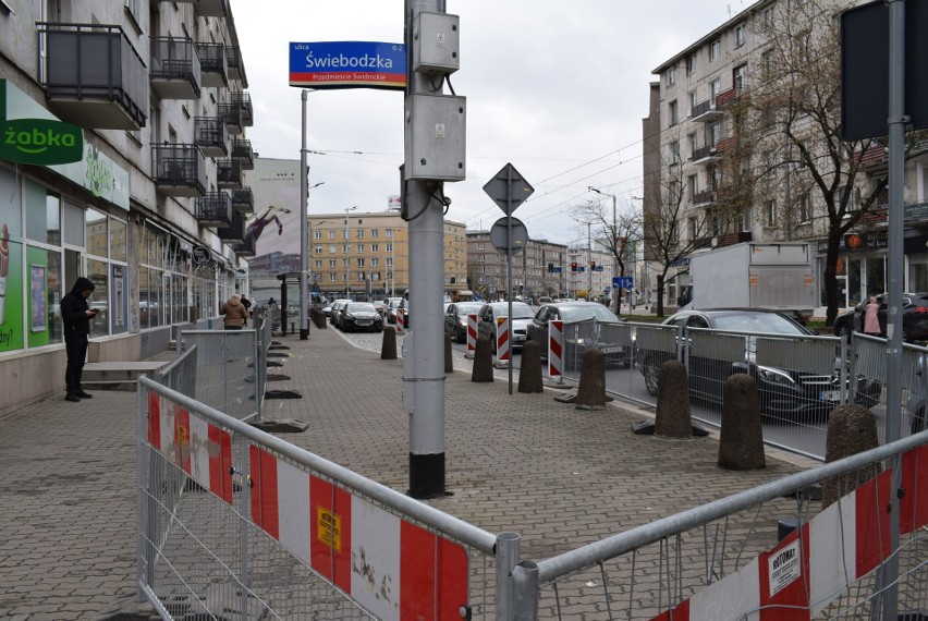 Nowa droga rowerowa w centrum Wrocławia. Mniej miejsca dla kierowców samochodów [ZDJĘCIA]