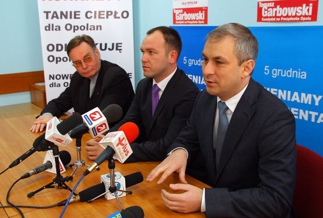 Od lewej: Grzegorz Napieralski, Tomasz Garbowski i Andzej Namysło podczas konferencji prasowej