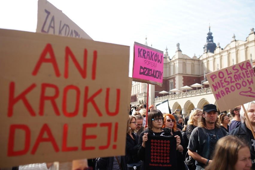 Czarny protest na Rynku Głównym w Krakowie. "Piekło kobiet trwa" [ZDJĘCIA, WIDEO]