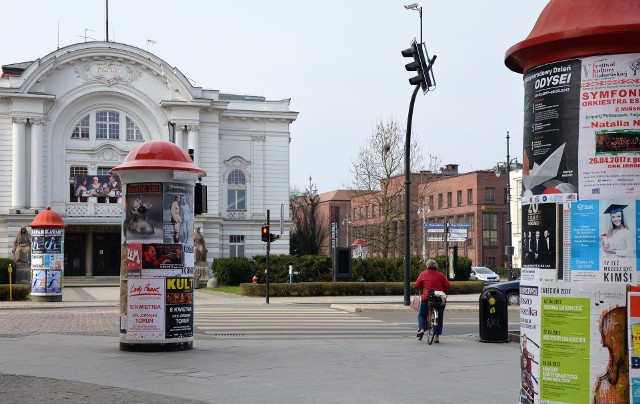 To co wyróżnia nas od innych, to zatrzęsienie słupów reklamowych. Pan Prezydent, pod swoim oknem ma ich sześć (plus okazjonalne stojaki).