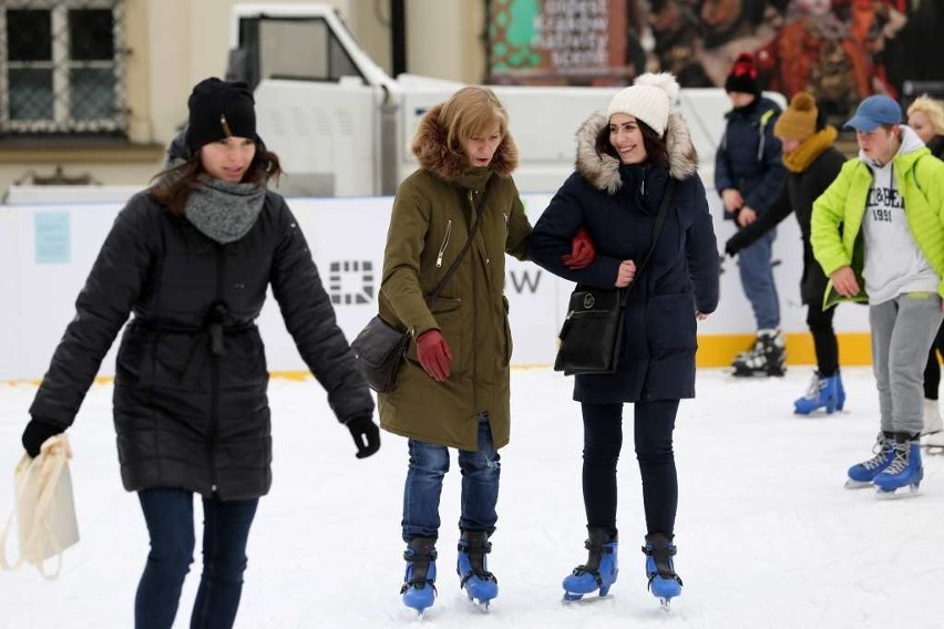 Na placu Wolnica łyżwiarze jeździli dla klimatu