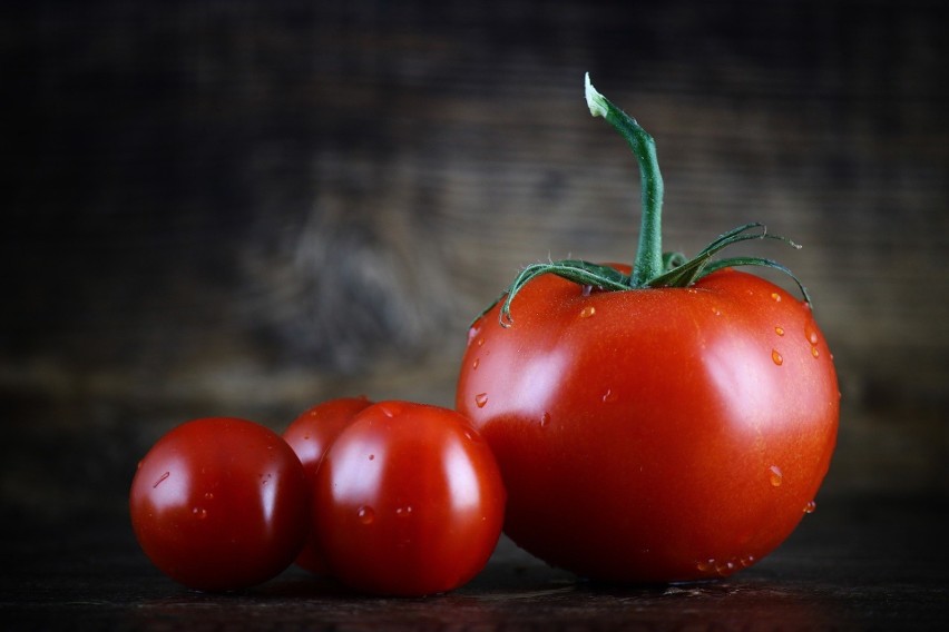 Pomidory są bogate w wiele składników odżywczych, w tym...