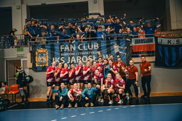 Handball JKS Jarosław (różowe koszulki) wygrał z Galiczanką Lwów.