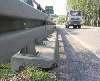 Kilkaset metrów dalej jest druga przeprawa, widać, że się...