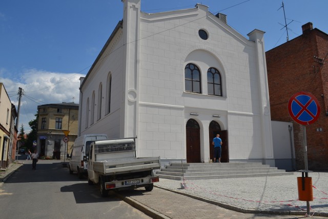 Tak - po latach starań - prezentuje się dziś dawna synagoga. Odnowiona jest nie tylko na zewnątrz, również wewnątrz.