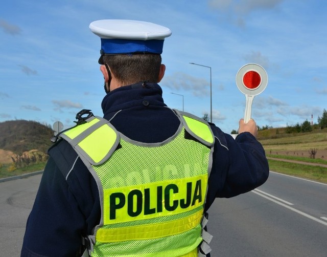 Matka 16-latka tłumaczyła policjantom, że syn posiada już prawo jazdy kategorii B1, ale pojazdy spełniające wymogi tej kategorii - według niej - są "kartonowe" i niebezpieczne. Dlatego świadomie pozwoliła latorośli jeździć jej samochodem.