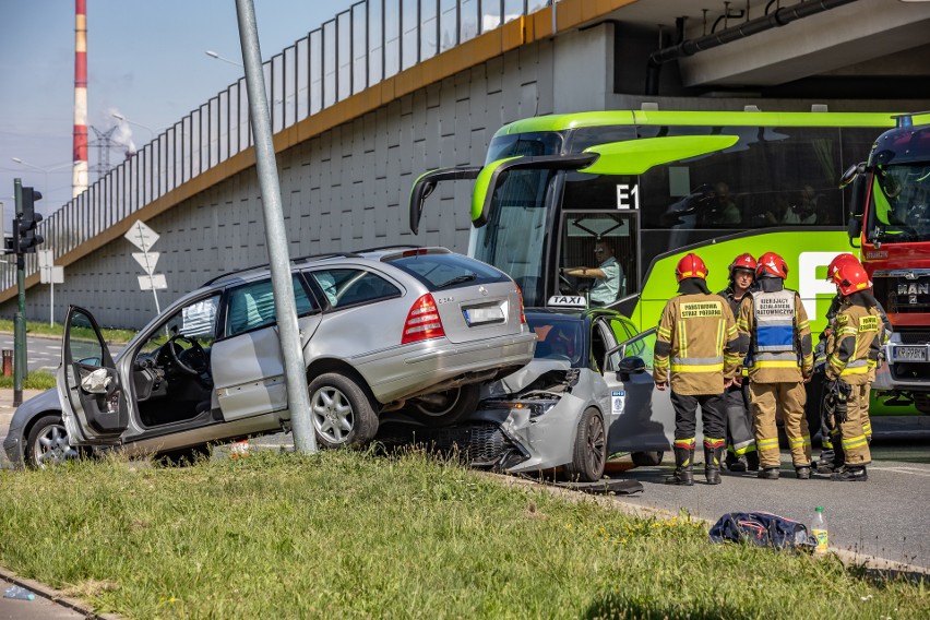 Kraków. Na skrzyżowaniu ulic Kuklińskiego i Nowohuckiej doszło do kolizji dwóch samochodów