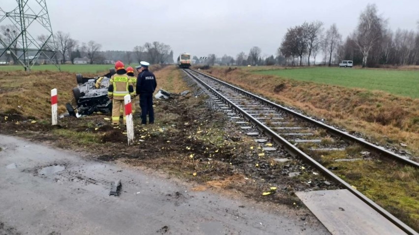 Wypadek na przejeździe kolejowym w gminie Lipno. Zderzył się samochód i pociąg