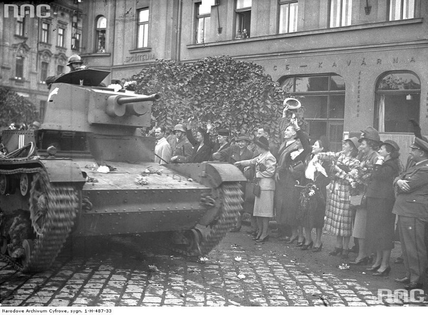 Październik 1938 roku. Czołgi 7TP na ulicach czeskiego...
