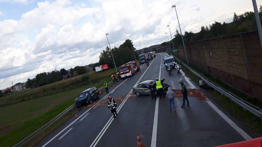 Zderzenie dwóch samochodów na starej "czwórce" koło Wojnicza [ZDJĘCIA]