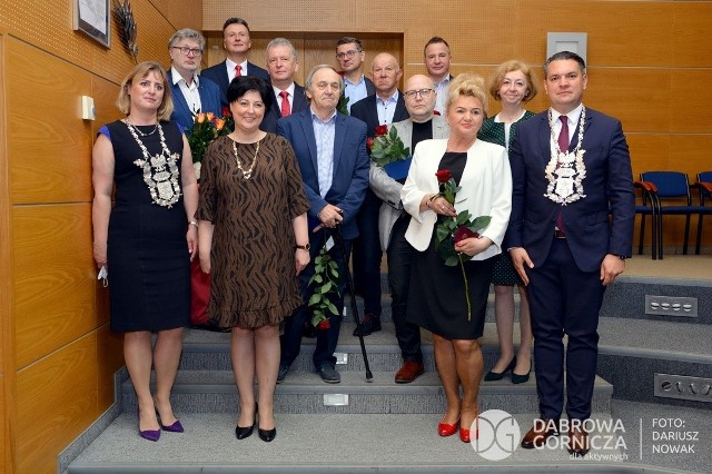 Uroczyste wręczenie medali i wyróżnień z okazji 30-lecia samorządu terytorialnego podczas sesji Rady Miejskiej w Dąbrowie Górniczej Zobacz kolejne zdjęcia/plansze. Przesuwaj zdjęcia w prawo - naciśnij strzałkę lub przycisk NASTĘPNE