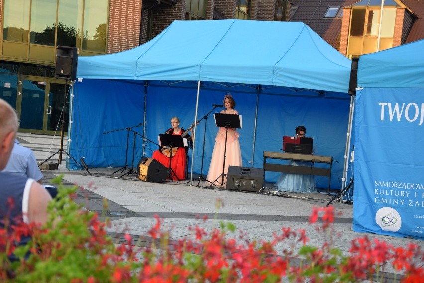 Finesis Trio na Rynku w Zabierzowie. Koncert przy fontannie [ZDJĘCIA]