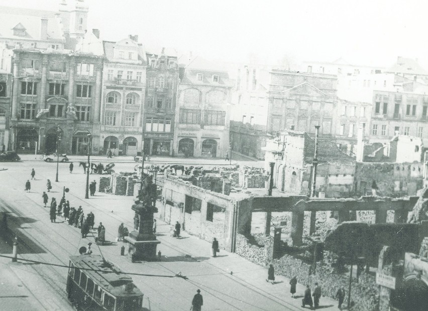 Poznański Stary Rynek w ruinie, ale już z tramwajami