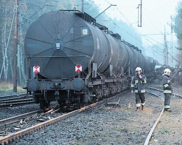 Na zdjęciu wykolejone cysterny kilka godzin po zdarzeniu. PLK PKP szacuje straty na około 2 mln złotych. Naprawa zniszczonego toru i peronu oraz montaż nowych rozjazdów może potrwać do 20 grudnia.