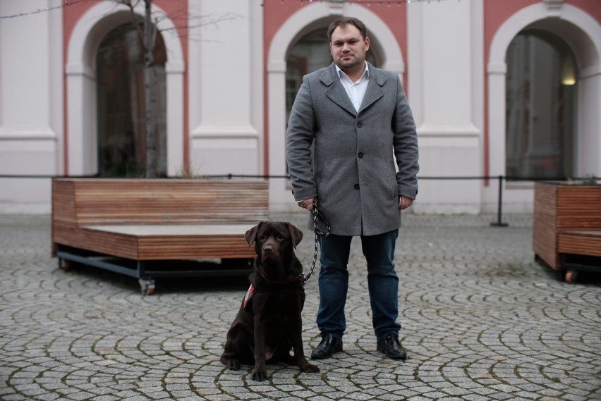 Radny Tomasz Stachowiak z Melbą pojawił się także w urzędzie...