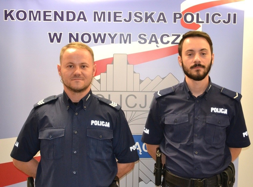 P lewej sierżant sztabowy Mateusz Romanowski, a po prawej...