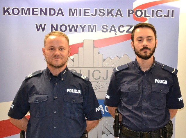 P lewej sierżant sztabowy Mateusz Romanowski, a po prawej sierżant Piotr Mairer