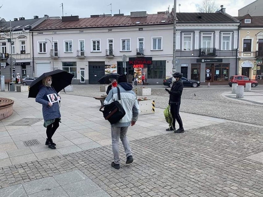 Na rynku w Kielcach protestowano przeciwko projektowi ustawy antyaborcyjnej. Kobiety z parasolkami i plakatami stanęły w kolejce po drożdże 