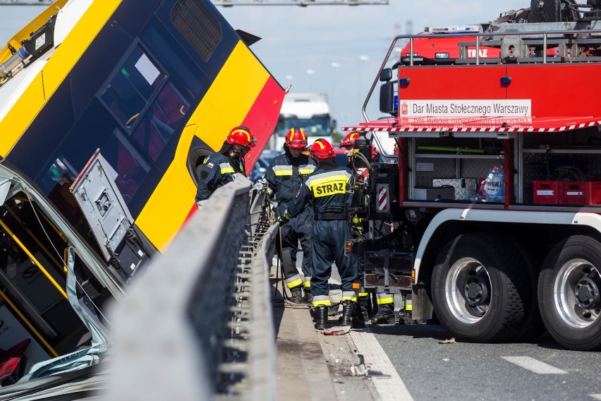 Wypadek w Warszawie. Autobus runął z mostu