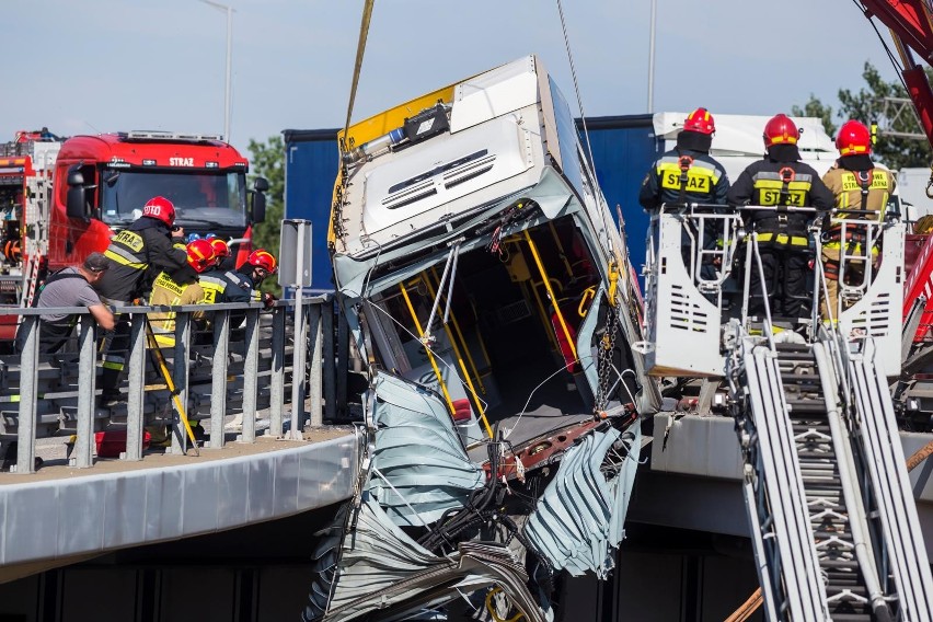 Wypadek w Warszawie. Autobus runął z mostu