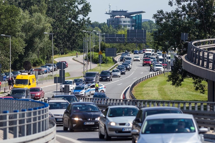Wypadek w Warszawie. Autobus runął z mostu