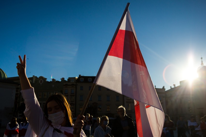 Kraków. Mieszkańcy solidaryzują się z Białorusią. Manifestacja na Rynku Głównym [ZDJĘCIA]