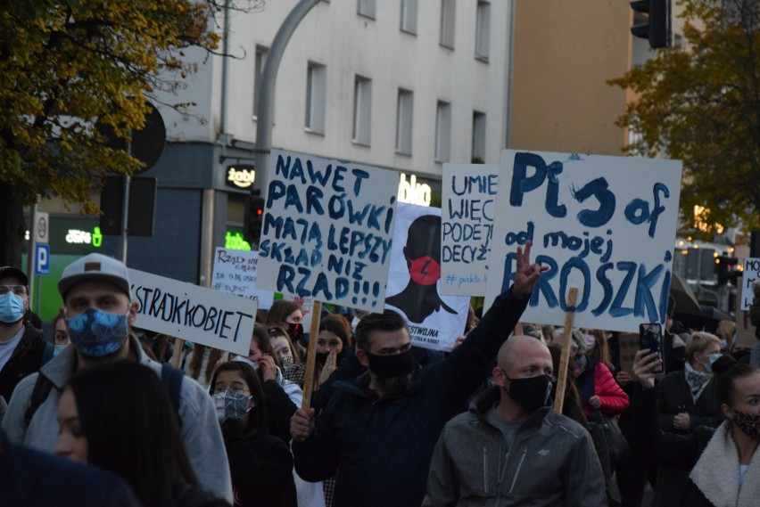 Tysiące ludzi protestują w Gdyni 25.10.2020. Gdynianki wyszły na ulice, kolejne demonstracje przeciwko orzeczeniu Trybunału Konstytucyjnego