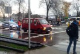 Ełk: Wypadek na ul. Dąbrowskiego. Rury z busa spadły na pieszego. Jest w ciężkim stanie