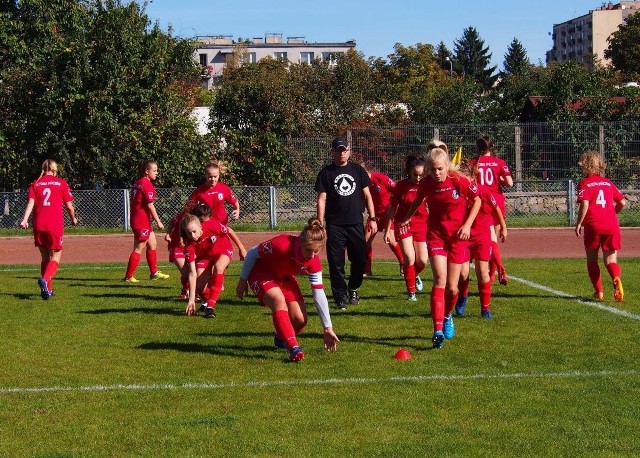 Piłkarki Victorii Pińczów w niedzielę wygrały drugi mecz w sezonie. Pokonały drużynę Kobiecego Klubu Piłkarskiego Kielce 2:1. Tutaj nasze zawodniczki podczas przedmeczowej rozgrzewki. 