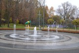Park Kuronia w Sosnowcu jesienią. Jest ładnie i kolorowo. To dobre miejsce na rodzinny jesienny spacer