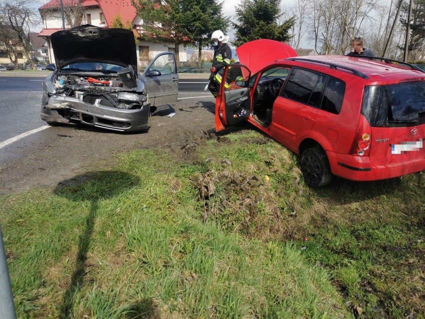 Podhale. Kolizja dwóch aut, dwoje pasażerów ucieka. Potem okazuje się, że to nieletni, do tego pijani 