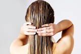 Mycie włosów odżywką to sposób na miękkie i lśniące kosmyki. Zobacz dlaczego warto stosować metodę OMO